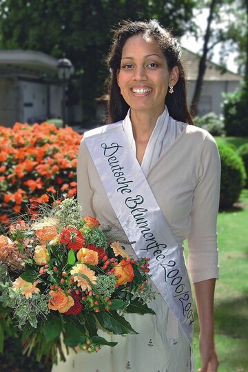 Die amtierende Blumenfee Fayette Scherwinski sucht eine Nachfolgerin cma