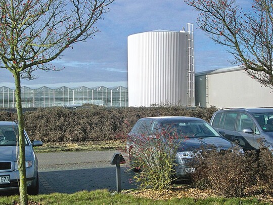 In einem 500 m3 Wasser fassenden Behlter wird die Biogaswrme bei K&K gespeichert