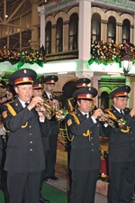 Messestart auf Ukrainisch mit dynamischer Militär-Brass-Band. Im Hintergrund der Stand des größten ukrainischen Rosenproduzenten Ascania-FloraBild: Killgus