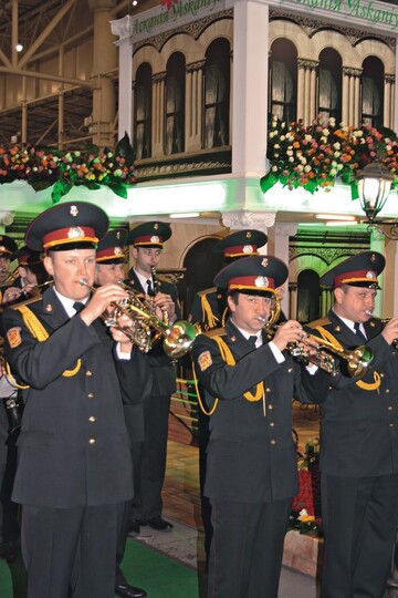 Messestart auf Ukrainisch mit dynamischer Militr-Brass-Band. Im Hintergrund der Stand des grten ukrainischen Rosenproduzenten Ascania-FloraBild: Killgus