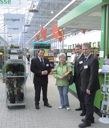 Marktleiter Heinz Theis und Arno Schleicher, Bereichsleiter Zentrale fr Abholmrkte (von rechts), sowie Marktleiter Niko Vennekel (links) begrten Marlies Lichterfeld als erste Kundin im neuen Markt Oberhausen