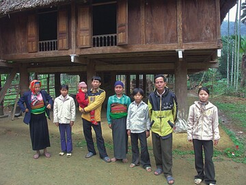 Die Muong sind ein kleines Volk im vietnamesischen Urwald. Ihre Siedlungen sind nicht ber Straen erreichbar
