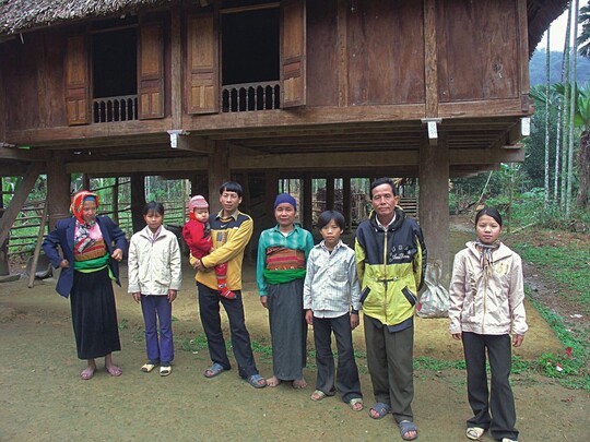 Die Muong sind ein kleines Volk im vietnamesischen Urwald. Ihre Siedlungen sind nicht ber Straen erreichbar