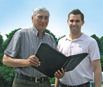 Johannes Lensing (links) und Versandleiter Daniel Busch planen die Logistik fr weitere Auftrge