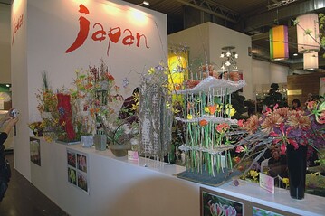 Kombination von Blumenarrangements mit japanischem Papier