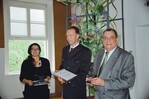 Der Vorsitzende des Verbands Weihenstephaner Ingenieure Friedhold Gaißmaier (rechts) verlieh die Bickel-Preise 2008 (siehe Beitrag Seite 7) an Rita Lex-Kerfers und Manfred Mikl