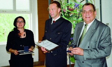 Der Vorsitzende des Verbands Weihenstephaner Ingenieure 
Friedhold Gaimaier (rechts) verlieh die Bickel-Preise 2008 an Rita Lex-Kerfers und Manfred Mikl