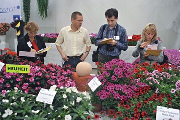 Die ZVG-Fachgruppe Jungpflanzen organisierte fr eine Gruppe von Journalisten aus Osteuropa eine Fahrt durch alle Euro-Trials-Betriebe (hier bei der Firma Elsner, die ihr Sortiment bei Westhoff in Sdlohn prsentierte)