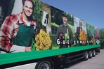 Ansprechender Blickfang: Nach und nach werden die Landgard-Lkw mit neuem Aufdruck versehen und werben für Produkte und Erzeuger Bilder: Killgus