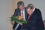 Blumen verbinden Vermarkter und Verband: Landgardchef Willi Fitzen (links) mit ZVG-Präsident Heinz Herker