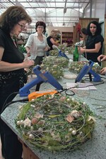 Floristmeisterin Andrea Marfeld (rechts), Bochum, fertigte mit Teilnehmerinnen der Sommertagung Objekte aus Schmuckdraht