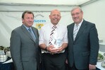 Ehrung in der Deutschen Botschaft in Moskau (von links): Alexander M. Sysojev, Stellvertretender Vorsitzender des Agrarausschusses der Staatsduma der Russischen Föderation, Erhard Schiele und Landwirtschaftsminister Josef Miller Bild: StMLF