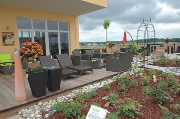 Gartenmbel werden auf der Dachterrasse vor dem Caf prsentiert