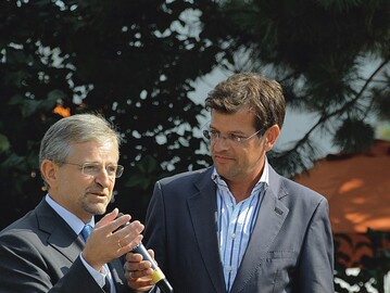 Moderator Karl Ploberger (re.) begrte sterreichs Vizekanzler Wilhelm Molterer