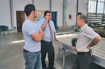 Produzenten Johannes (links) und Hans (rechts) Hartmann mit Wolfgang Graeser, Firma Dehner: Intensiver Austausch
