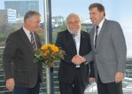 ZVG-Vizepräsident und Präsident des Gartenbauverbands Nord, Andreas Lohff (rechts), gratuliert Heinrich Hiep (Mitte) zur Wiederwahl und sprach Manfred Behre, dessen Stellvertreter, ebenso die besten Wünsche für die neue Amtszeit aus