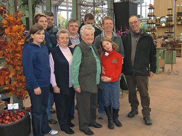 Vier Generationen auf einen Streich (von links): Tara, Nina und Jrn Schmidt, Lisa Ernst, Kirsten, Irene, Nils, Jutta und Martin Jenkel, davor Enkelin Benita Schmidt