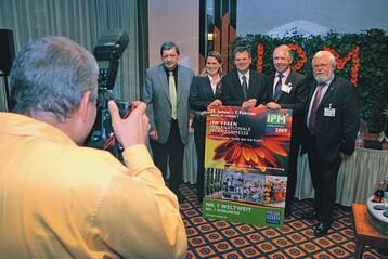 Alle mal herschauen: Helmuth Prinz, Prsident des Fachverbands
Deutscher Floristen (FDF), IPM-Projektleiterin Sabina Dillen,
Messe Essen-Geschftsfhrer Egon Galinnis, Heinz Herker,
Prsident des Zentralverbands Gartenbau (ZVG) und Vorsitzender
des Messebeirats sowie Heinrich Hiep, Prsident des Landesverbands
Gartenbau Rheinland, stellten auf einer Pressekonferenz die
geplanten Aktivitten zur IPM 2009 vor