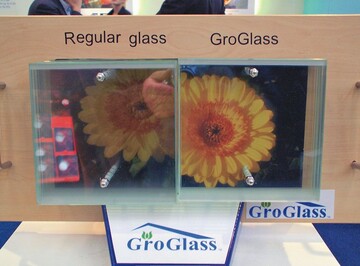 An diesem Modell veranschaulichte GroGlass die Wirkung der Anti-Reflex-Beschichtung. Bis zu 8% mehr Licht sollen mit dieser den Kulturen zugute kommen
