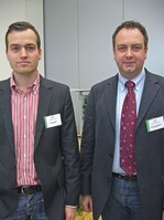 Christopher Straeter (rechts) und Oliver Borrmann haben sich mit der Entwicklung eines innovativen Bio-Pflanztopfs beschäftigt