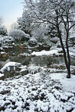 Winterliche Ruhe unter Schnee im japanischen Garten des Gartencenters von Ehren in Hamburg