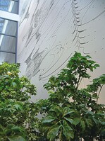 Natur und Kunst im Lichthof des „Polyscias-Walds“