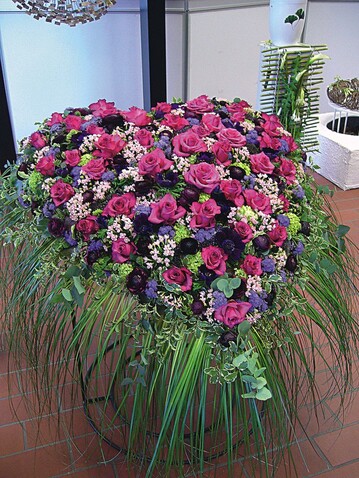 Ein Trauerherz aus Rosen, Ranunkeln und Grsern von Julika Schlter  Grabschmuck fr Romantiker 
