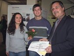 Der 1. Preis des Wettbewerbs „Green Challenge“ (siehe Bericht gegenüber auf Seite 11) ging an das „Low Water Impatiens“-Team der Technischen Fachhochschule Berlin. Geehrte wurde es von Prof. Dr. Detlev Reymann (rechts)