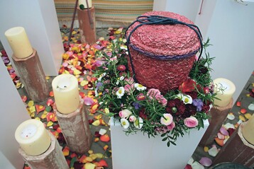 1	Dekorationsbeispiel im Ladengeschft bei Brandl: Blumen knnen dazu beitragen, dass Trauer bewltigt werden kann
