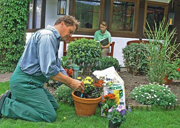 Gartenpflege und Kbelbepflanzung zhlen zum breit gefcherten Bereich der grtnerischen Dienstleistungen
