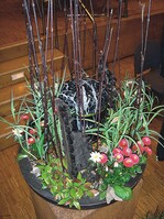 Urnen- und Grabschmuck: Die Urne ist in die Bepflanzung integriert