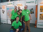 Junggärtner sind nie alleine: Sven Epkes (hinten Mitte) mit Junggärtnern, die gerade am Stand waren, als die Autorin ein Bild machte