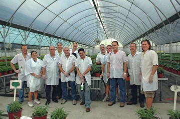 1	Jahrestreffen der Proven Winners Group North America bei InnovaPlant de Costa Rica. Von links: Stellvertretender Betriebsleiter Martin Bock, Minerva Ramirez (Euroamerican Propagators), Ludwig Kientzler, Tom Smith (Four Star Greenhouse), Jerry Church (Euroamerican Propagators), Dr. Rick Schoellhorn, Direktor fr den Bereich neue Produkte bei Proven Winners, Pablo Jeminez (InnovaPlant), John Gaydos (Marketingdirektor und Produktentwicklung), Jeff Huntington (Pleasent View Gardens), Andreas Kientzler, Minor Solano (Produktionsleiter InnovaPlant) und Matthias Mart (Euroamerican propagators)