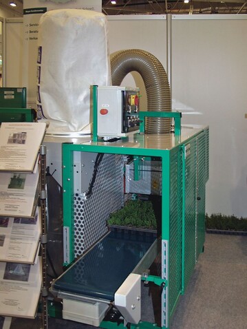 1	Stutzmaschine fr Trays und in Trays eingestellte Tpfe mit einer Heckenschere, die von einem Benzinmotor angetrieben wird (Auerbach)