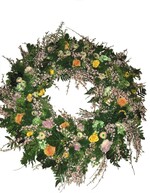 Der fertige Kranz wirkt dank der hellen Blütenfarben leicht und frühlingshaft