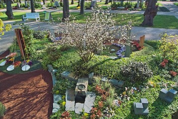 Der kleine Brunnen gehrt ebenso zum
Konzept wie die Mglichkeit des
Gemeinschaftsgrabs mit einheitlicher
Bepflanzung  rechts