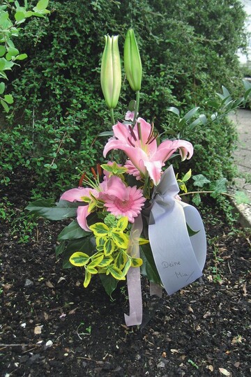 Auf dem Grab passt der Strau genau in die klassische Steckvase, alle Blumen sind gut zu sehen  und nur was zu sehen ist, wird letztlich auch bezahlt. Die eigenhndig beschriftete Schleife sorgt fr die individuelle Note
