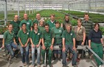1 Fröhliches Team: die Mitarbeiterinnen und Mitarbeiter der Gärtnerei. Matthieu Duclaux (hinten rechts) leitet den Gartenbaubetrieb von Schlenker Pflanzenkulturen