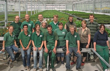 1	Frhliches Team: die Mitarbeiterinnen und Mitarbeiter der Grtnerei. Matthieu Duclaux (hinten rechts) leitet den Gartenbaubetrieb von Schlenker Pflanzenkulturen