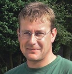 Peter de Winkel produziert in seinem Familienbetrieb am Niederrhein auf etwa 25ha jährlich über 6 Mio. Heidepflanzen. Spezialität sind knospenblühende Calluna vulgaris aus eigener Züchtung.