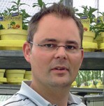 André Segler führt zusammen mit seinem Bruder Mario Segler die Gärtnerei Blu-Blumen in Langenberg (siehe Betriebsbericht DEGA 41/2008). Sie produzieren etwa 60 unterschiedliche Topfpflanzen von Kräutern, Gewürzen, Heil- und Naschpflanzen, exotischen Nutzpflanzen und Heimtier-Futterpflanzen.