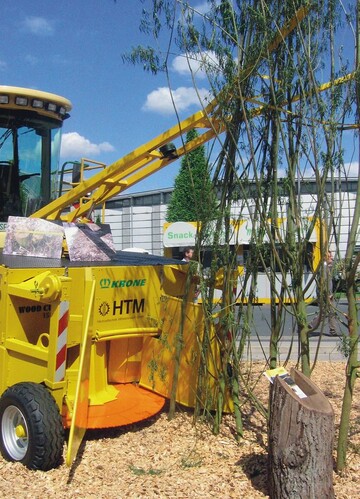 Erntekopf des Krone/HTM Feldhckslers: Die Stmmchen werden ber den oberen Abweiser auf Spannung gehalten, damit das waagerecht angebrachte, 1,80m groe Sgeblatt einen sauberen Schnitt ausfhren kann