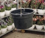 Ein Containertopf ohne Boden, in Arbeitshöhe aufgehängt, dient als Trichter