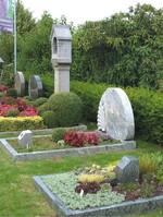 Die Mustergrabaustellung im Blumenland Herdt. Der Betrieb bietet auch Grabpflege an.