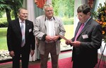 Von der Gartenbauversicherung geehrt wurde Benno Basso (Mitte), früherer Präsident des Bayerischen Gärtnereiverbands. Links Joachim Jeß, Vorsitzender des Aufsichtsrats, rechts Michael J. Baumeister, Vorstandsvorsitzender