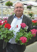 Gerd Endisch mit seinen beiden Peltaten-Lieblingen ‘Sunflair Fireball’ und ‘Lollipop Cherry’, „die sich für fast jeden Kunden eignen“