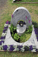 Urnengrab mit Miniteich und passender Bepflanzung