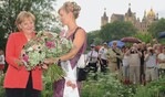 Blumenfee Victoria Salomon überreichte der Kanzlerin einen Blumenstrauß