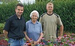 Bild ganz links: Betriebsinhaber Wolfgang Siebler, Seniorchefin Ruth Siebler und Betriebsleiter Holger Lammers (von links)