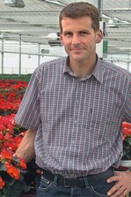 Markus Overlöper kultiviert Freilandbegonien des niederländischen Züchters Koppe